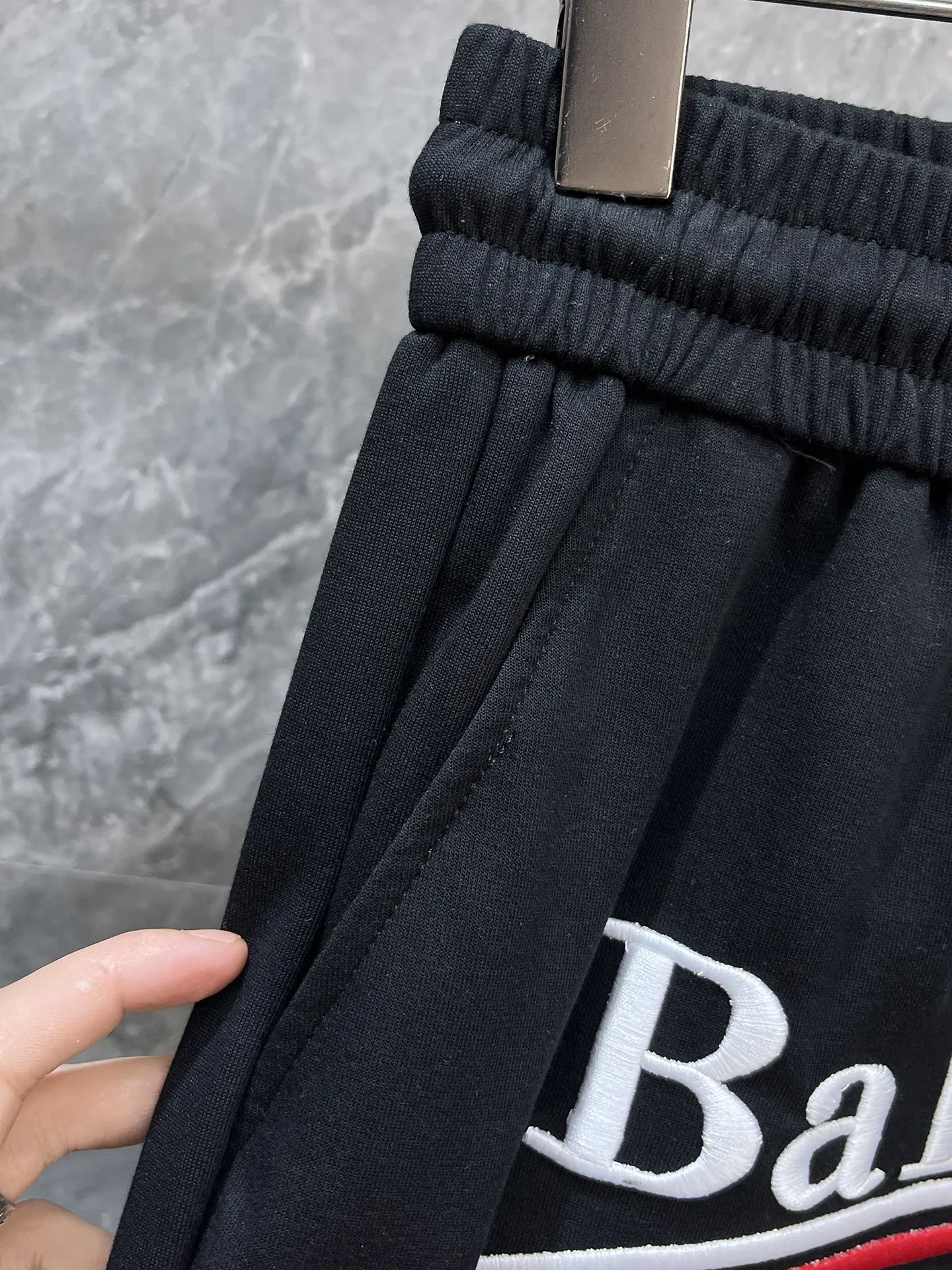 Balenciaga's three-standard complete 2026 summer New Arrival men's casual shorts, advanced custom-made Breathable fabric, Breathable fabric, extremely stretchy and comfortable, impeccable details, top-grade accessories, original logo design concept, delicate and soft feel! The upper body fit is awesome! Size: M-XXXL Please state your height and weight when ordering